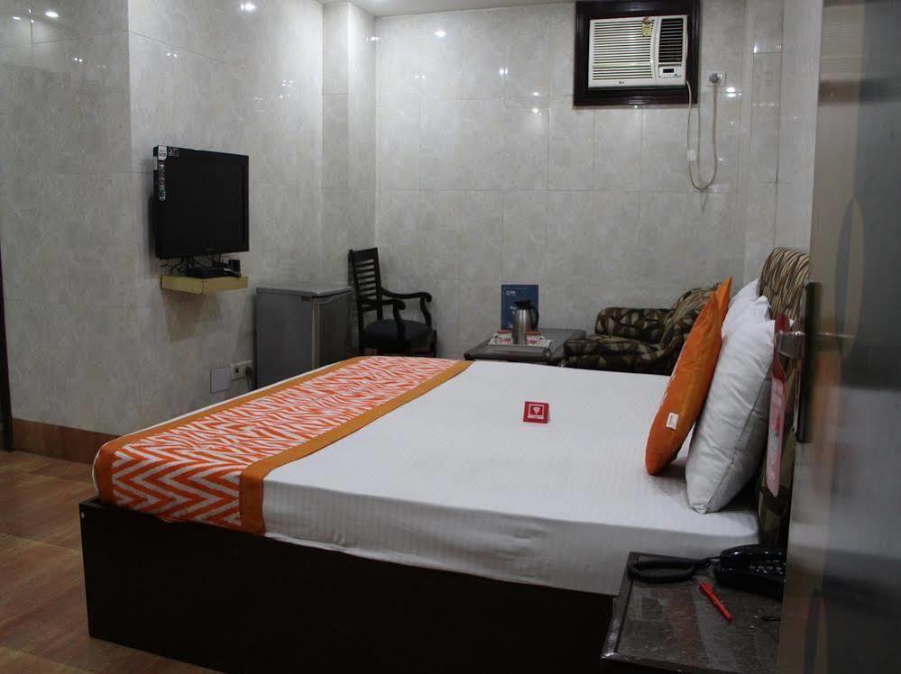 Oyo 2705 Preet Palace New Delhi