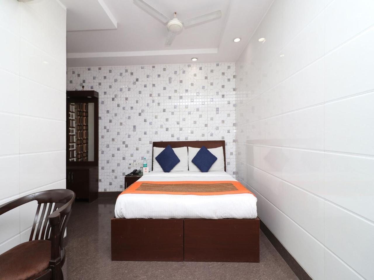 Oyo 2705 Preet Palace New Delhi