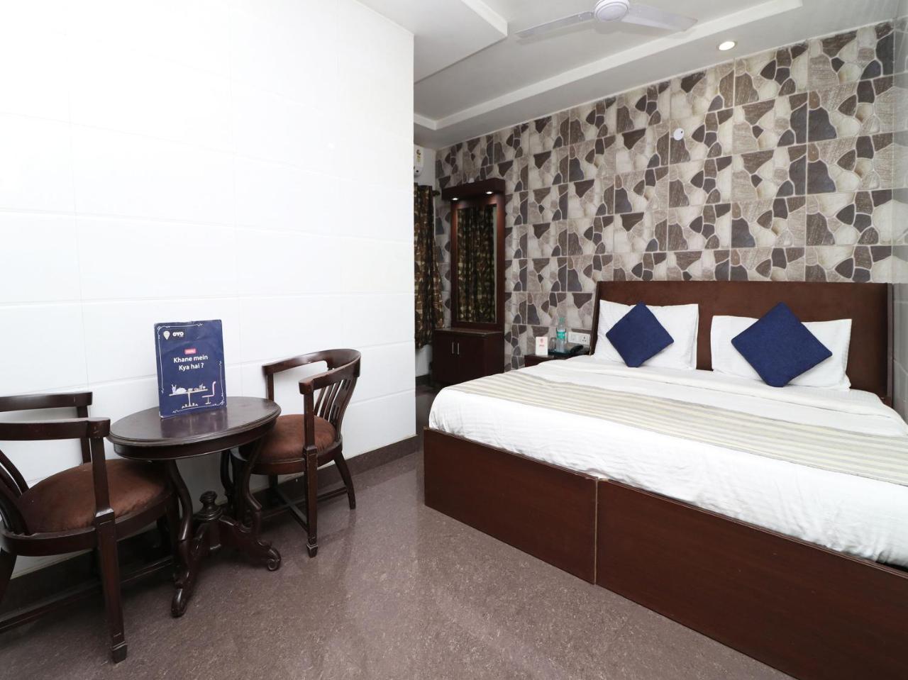 Oyo 2705 Preet Palace 3*